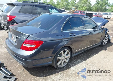 2014 Mercedes-Benz C 300 Luxury 4Matic/Sport 4Matic z USA, uszkodzony, nr VIN WDDGF8AB8ER318100